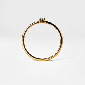 انگشتر طلایی با نگین سفید