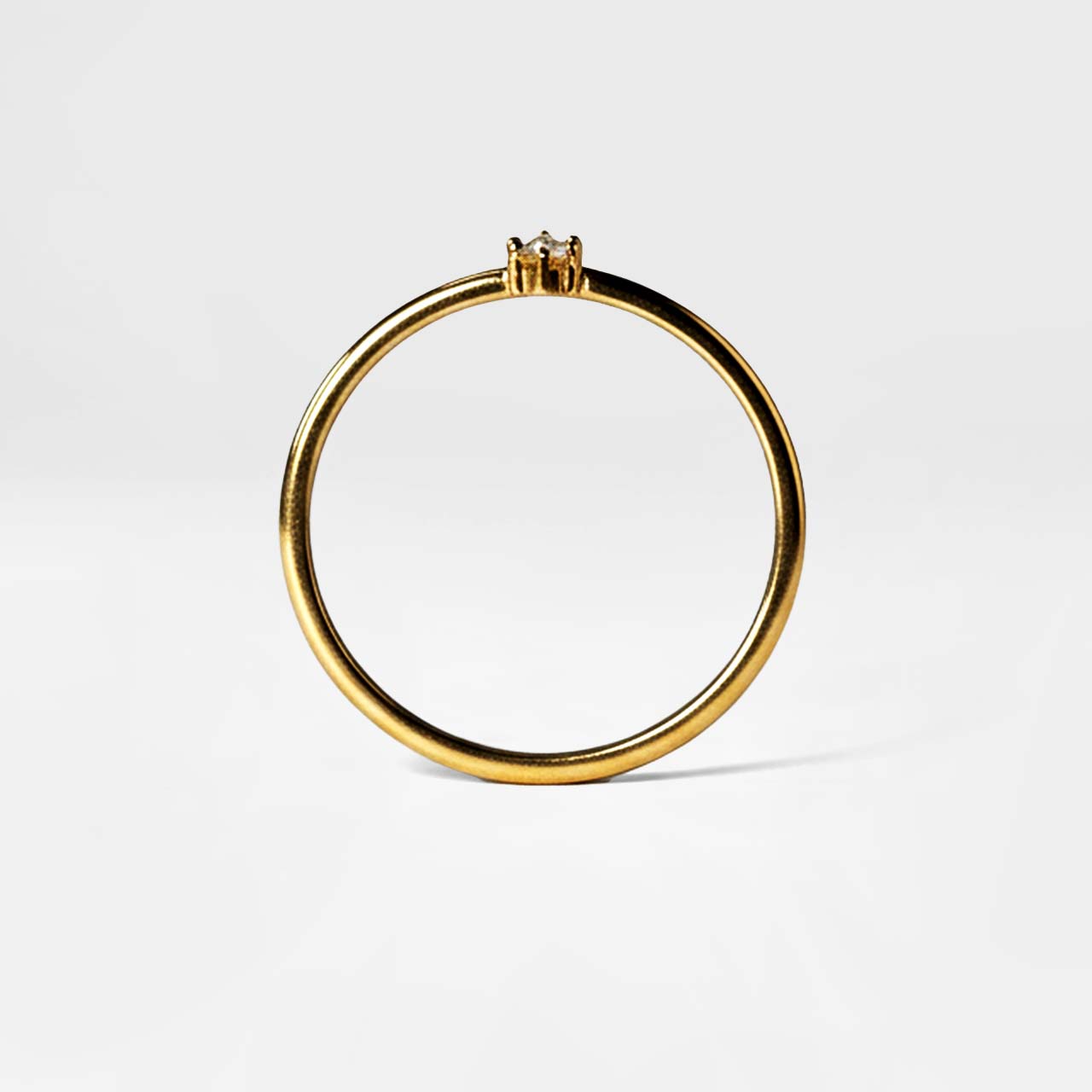 انگشتر طلایی با نگین سفید