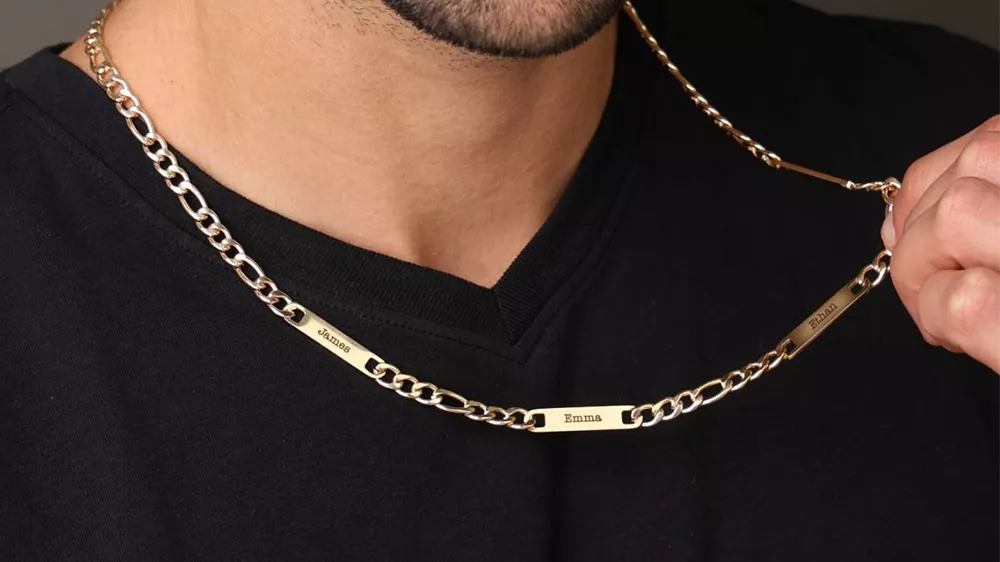 زنجیر طلا مردانه فیگارو در گردن یک مرد با تیشرت مشکی