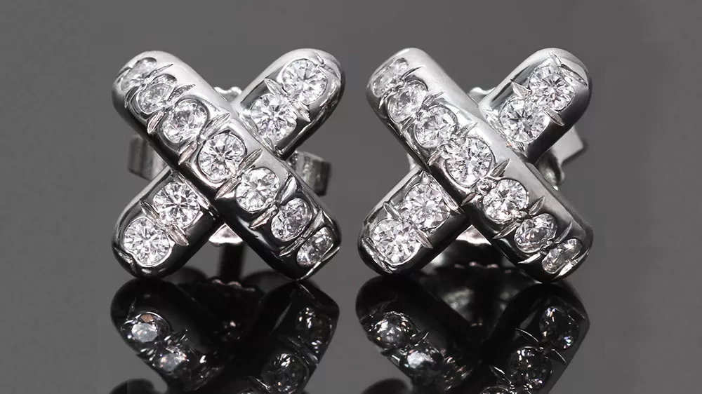 ست گوشواره طلا مدل ست Tiffany X با الماسهای درخشان و زمینه خاکستری