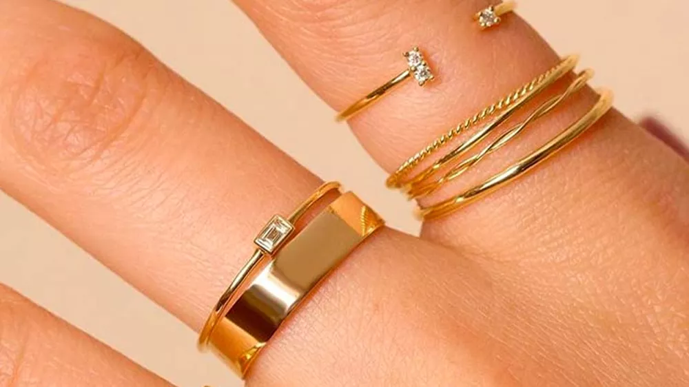 انواع انگشترهای طلای مینیمال در انگشتهای یک زن