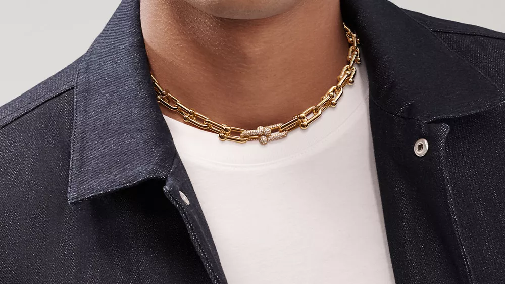 زنجیر طلای Tiffany Link Chain در گردن مردی با تیشرت سفید و پیراهن مشکی