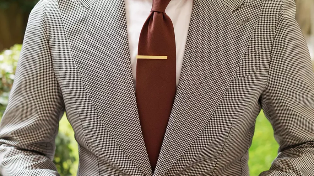 گیره کراوات طلای مردانه مربعی روی کراوات قهوهای رنگ