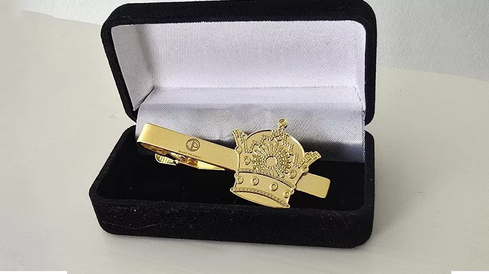 گیره کراوات طلای مردانه تاج دار داخل باکس مشکی رنگ