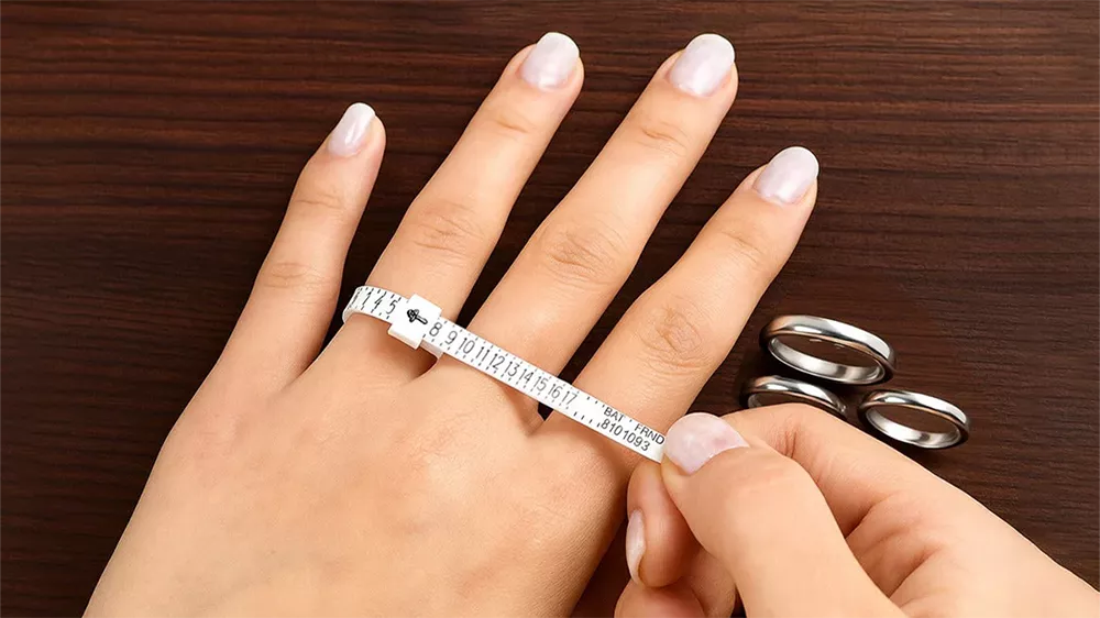 ۳ حلقه روی میز و یک متر برای اندازه‌گیری سایز انگشت