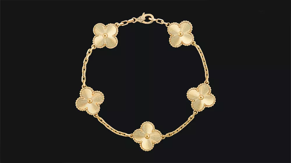 گردنبند طلایی ونکلیف با پس‌زمینه مشکی