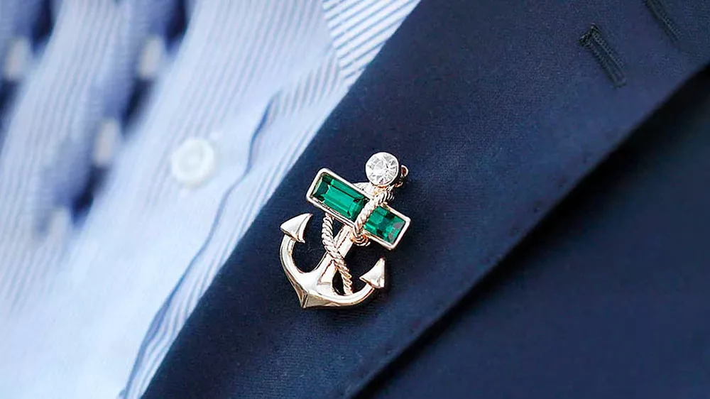 سنجاق سینه طلا مردانه با طرح لنگر روی کت سرمهای