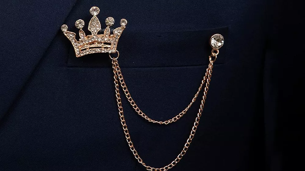 سنجاق سینه تاج روی کت سرمهای