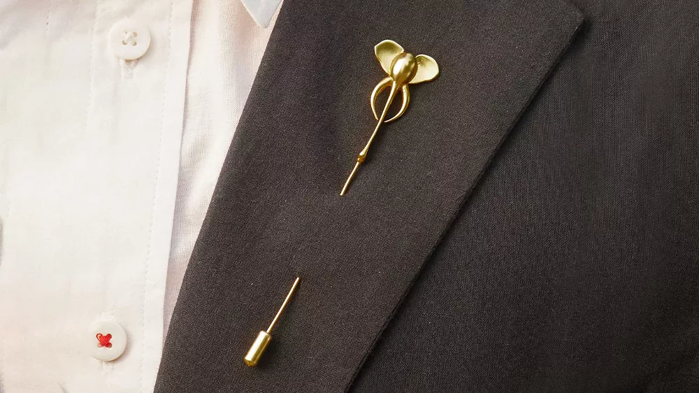 سنجاق سینه مینیمال روی یقهی کت مردانه