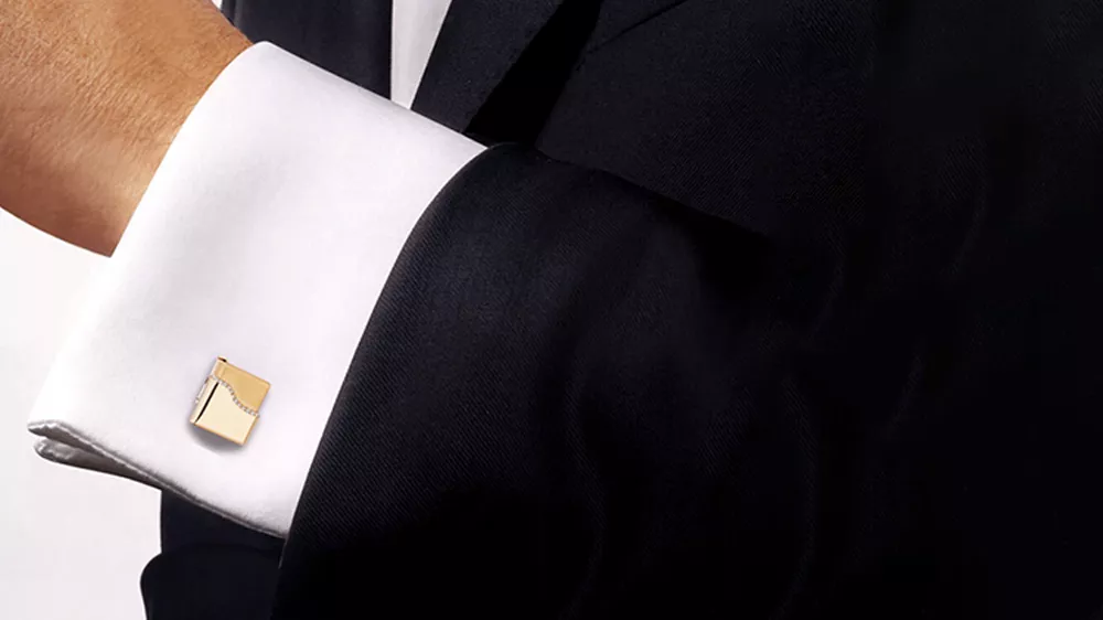 دکمه سردست لوکس روی پیراهن سفید مردی با کت و شلوار سرمهای