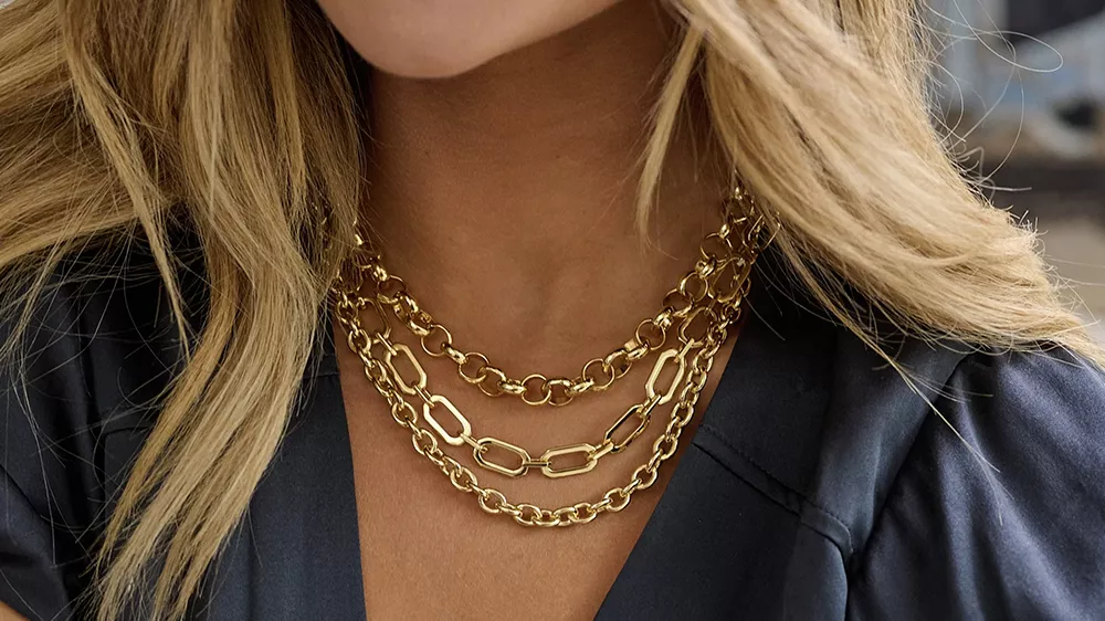 زنجیر بولد و استیتمنت در گردن زنی با موهای بلوند