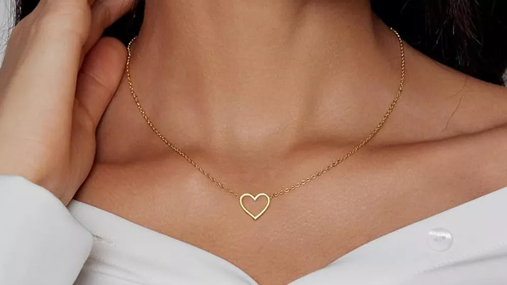 گردنبند مینیمال قلبی شکل در گردن یک زن