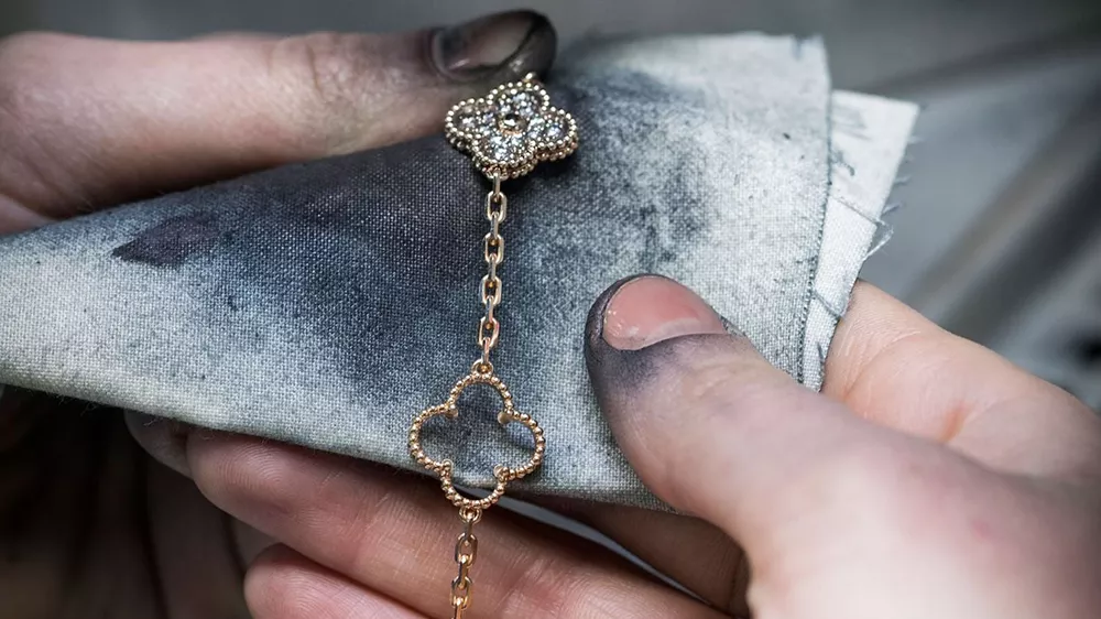 یک جواهر با طرح ونکلیف در حال ساخت