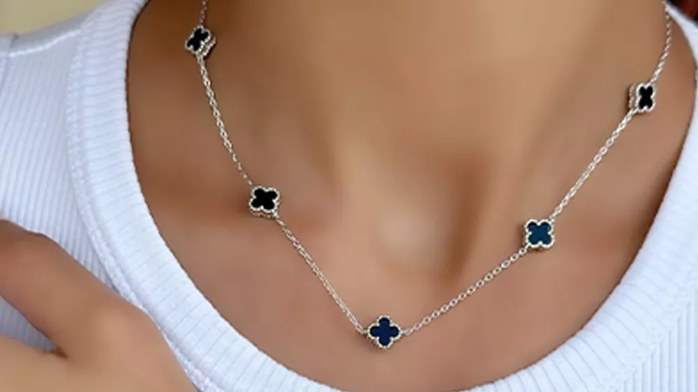 یک گردنبند ونکلیف ۴ پر در گردن یک زن