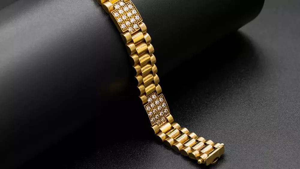 دستبند طلا مردانه رولکس همراه با نگین و پسزمینه مشکی