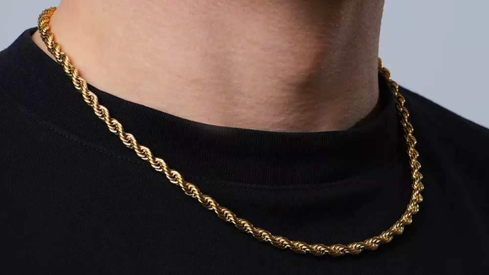 زنجیر طلا مردانه روپ چین در گردن یک مرد با تیشرت مشکی
