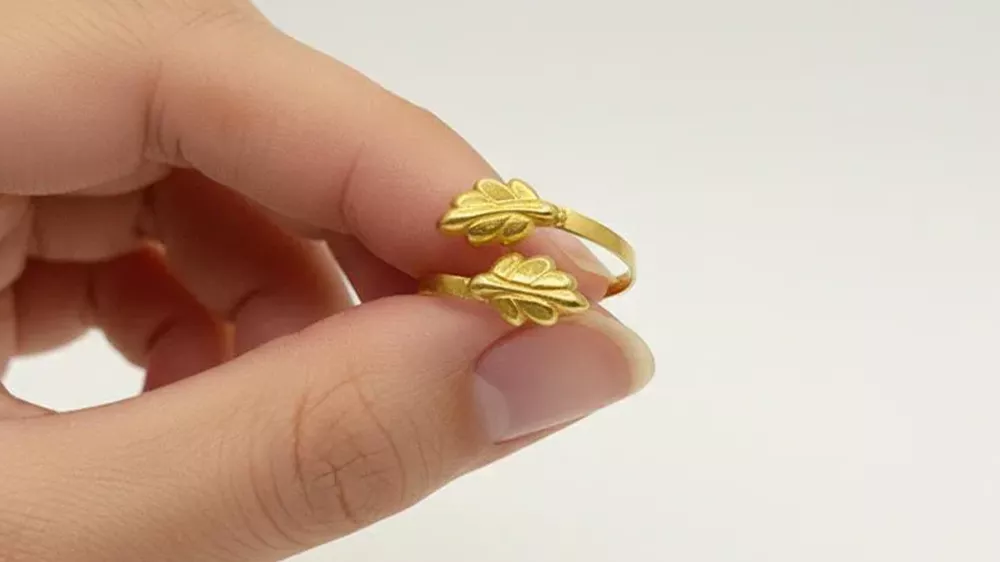 یک حلقه طلا با طرح دو برگ