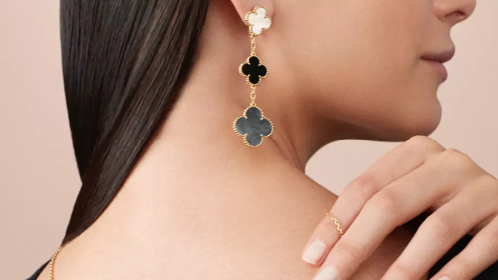 گوشواره با طرح ونکلیف در گوش یک زن