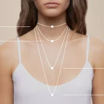 یک زن که سایزهای مختلف گردنبند از چوکر تا بلند روی گردنش مشخص شده با زمینه قهوه‌ای