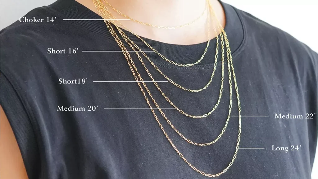 چندین گردنبند با سایزهای مختلف در گردن یک مرد با تیشرت مشکی