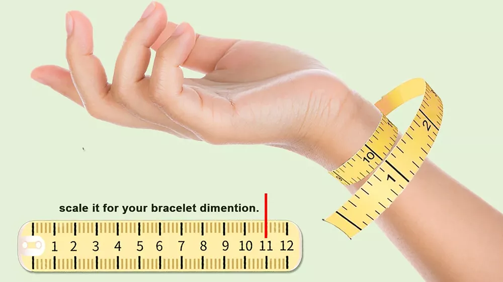 یک خط کش و متری که دور یک مچ دست پیچیده شده است