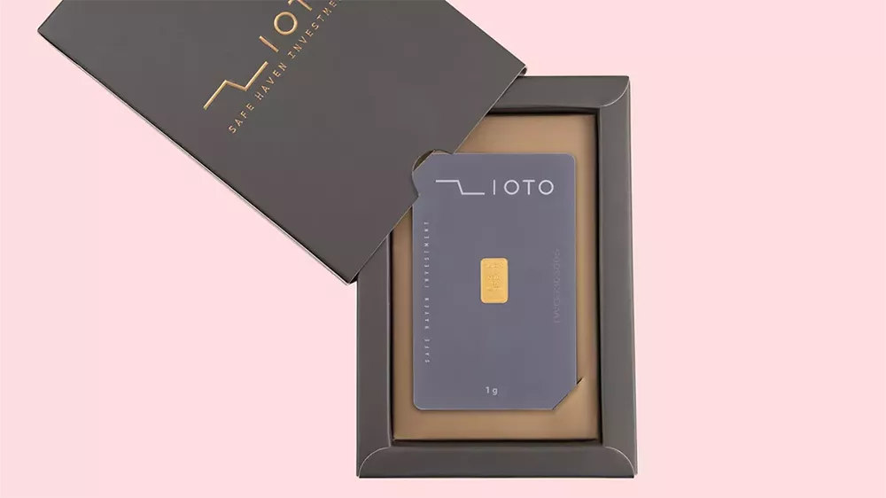 یک شمش طلای ۱ گرمی داخل باکس با پسزمینه صورتی