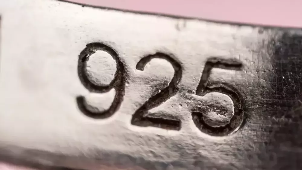 یه قطعه نقره استرلینگ با کد ۹۲۵