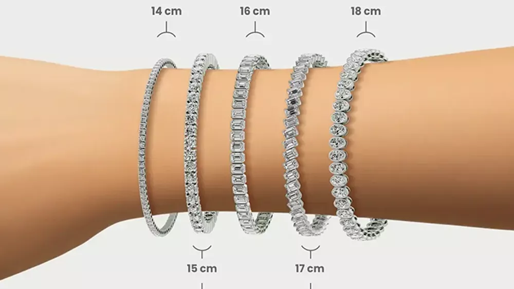 پنج دستبند با سایزهای مختلف در دست یک زن