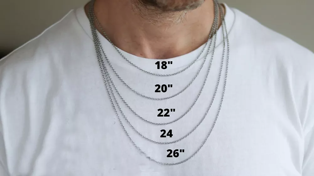 ۵ زنجیر با سایزهای مختلف در گردن مردی با تیشرت سفید