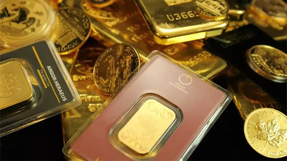 دو شمش در بستهبندی با پسزمینه سکههای طلا و شمشهای طلا