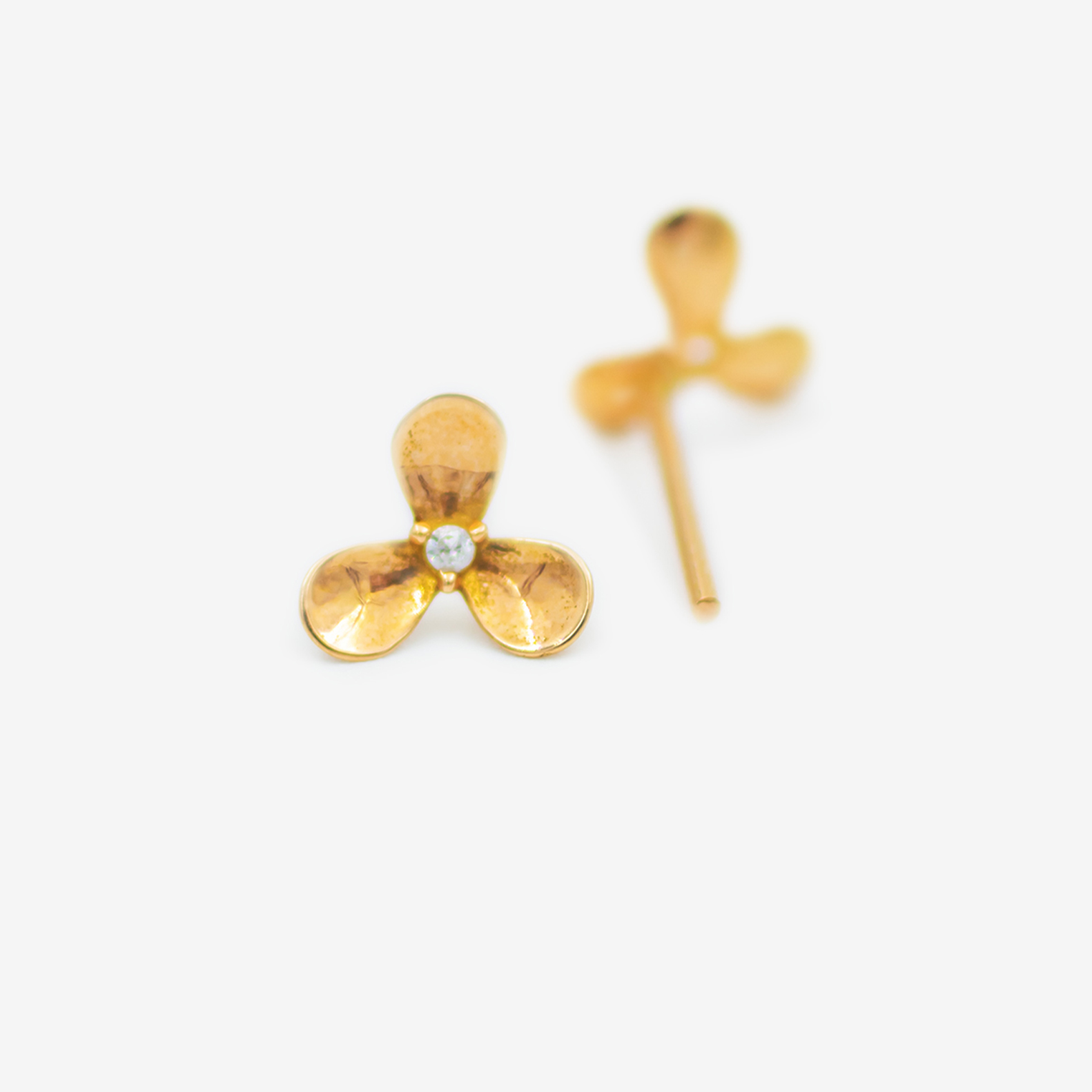 گوشواره طلا 18 عیار زنانه میخی مدل سه گلبرگ