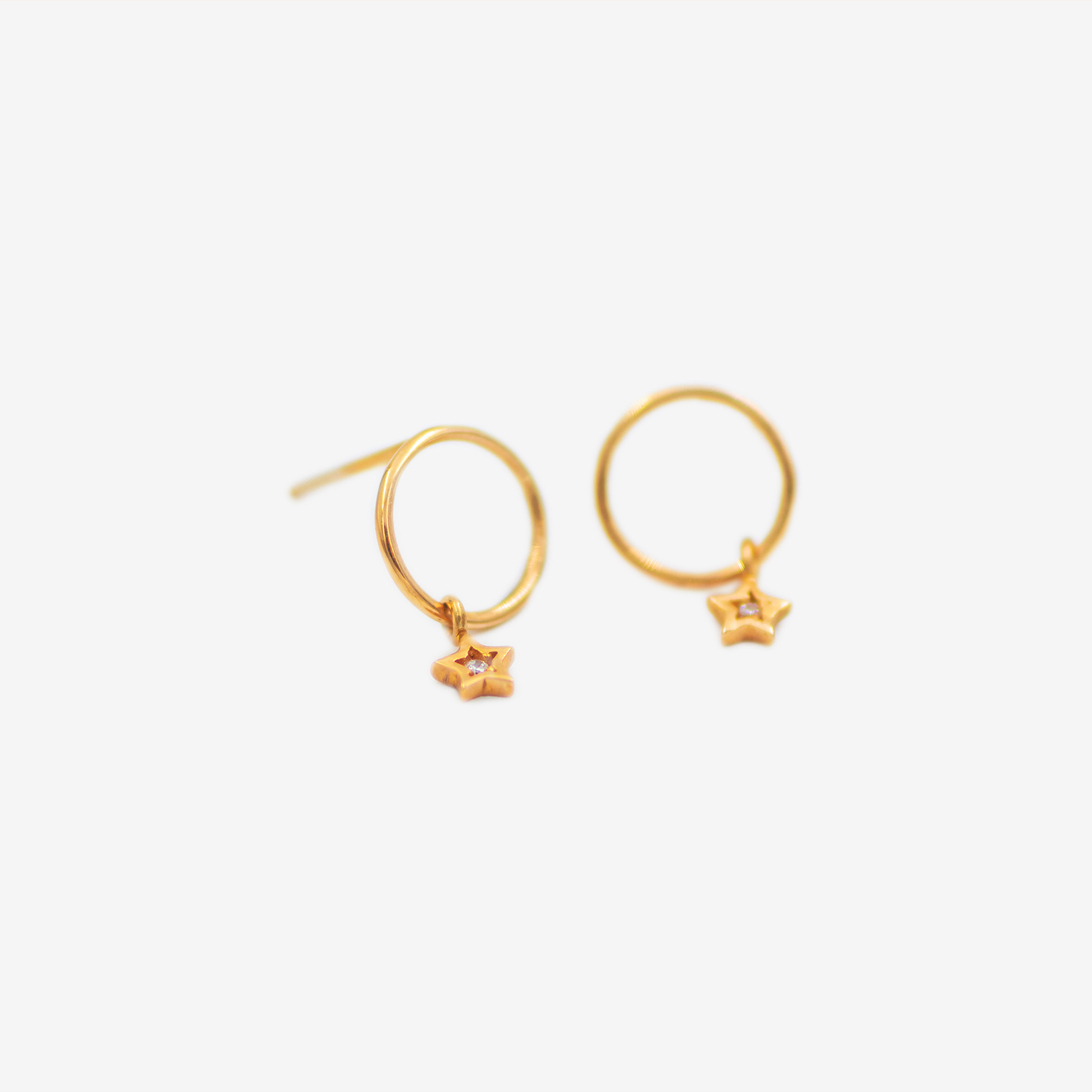 گوشوار طلا 18 عیار زنامه میخی مدل حلقه آویز ستاره